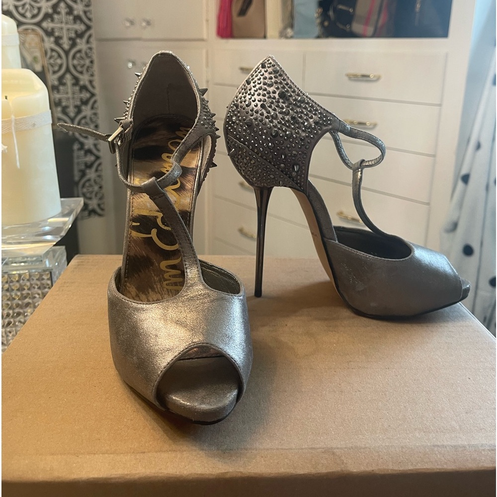 Peep toe heels.